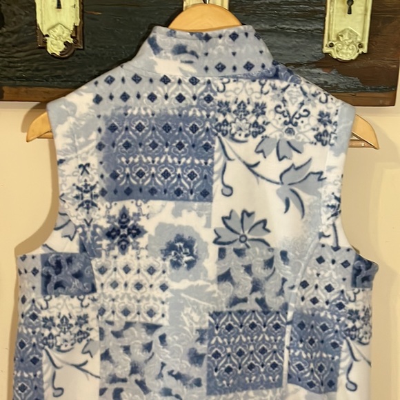 2/$30 Northern Traditions Blue and White Nature Fleece Vest - Picture 11 of 15
